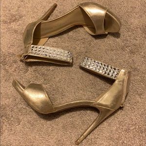 Elegant and dazzling pumps!